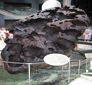 The_Willamette_Meteorite_on_display_at_the_American_Museum_of_Natural_History_in_New_York_City.
